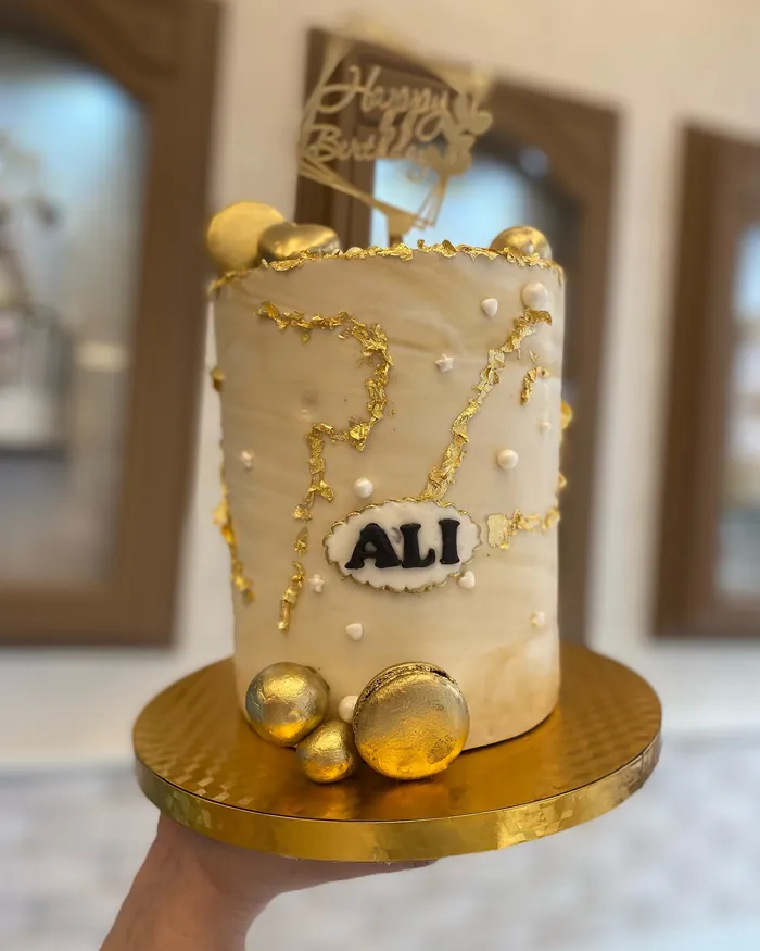 Gâteau d'anniversaire personnalisé, décoré aux couleurs et au prénom du fêté, sur commande.