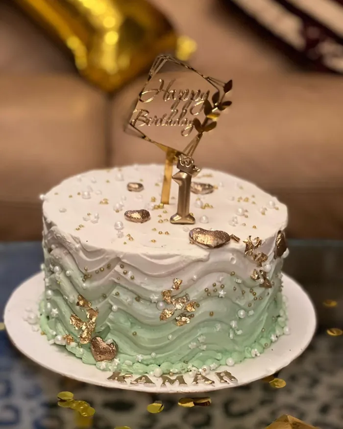 Gâteau de premier anniversaire personnalisé, en camaïeu de menthe et blanc, sur commande.